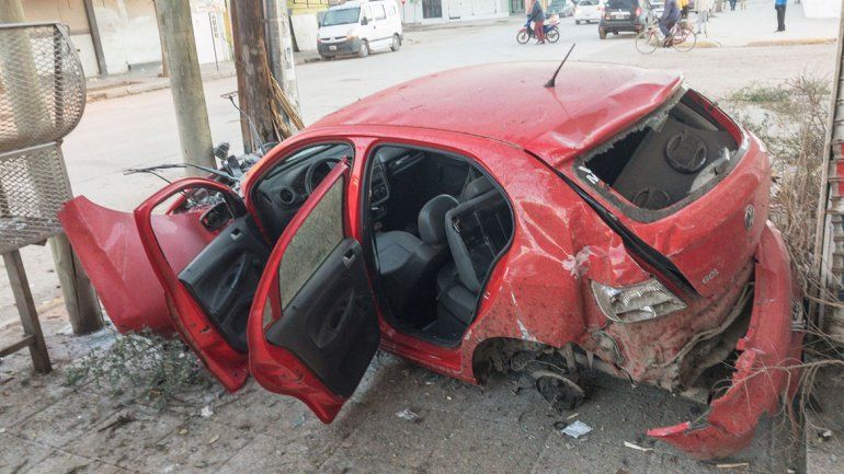 El Volkswagen Gol se subió a la vereda de La Esmeralda y tras arrancar varios árboles de cuajo