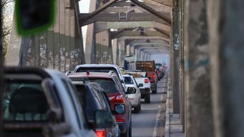 La circulación en los dos puentes es muy lenta. Fotos archivo.