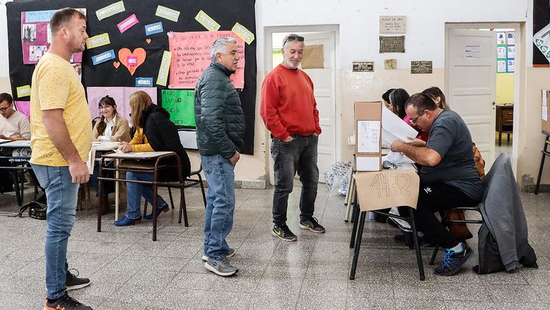 PASO 2023: Demoras de casi una hora en el inicio de los comicios