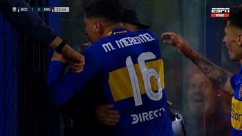 merentiel le dio el triunfo a boca ante argentinos y ¡lo festejo con un policia!