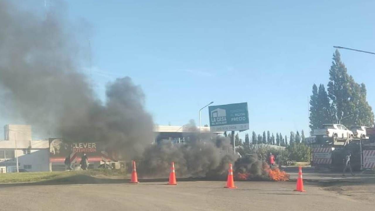 Un piquete más en la zona de los puentes carreteros complicó el tránsito.&nbsp;