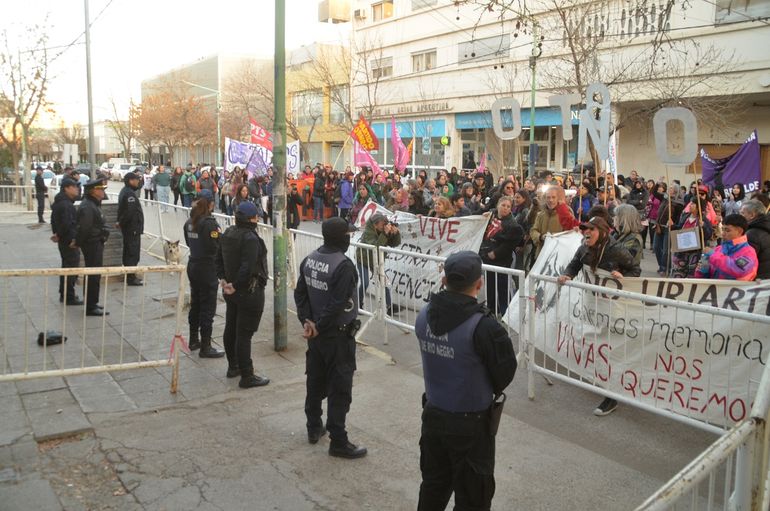 Las calles de Cipolletti se tiñieron con el nombre de Otoño Uriarte y el reclamo de justicia.
