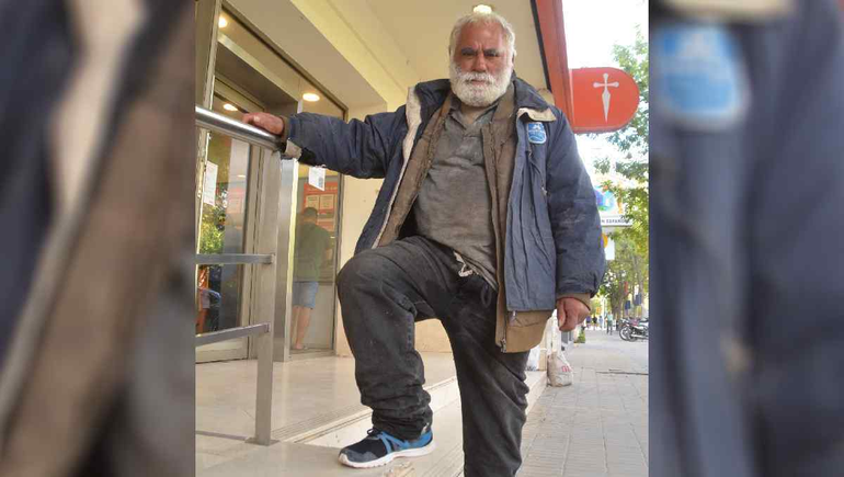 El popular Benito posó con las zapatillas que les regaló la gente, siempre solidaria. Foto Antonio Spagnuolo.