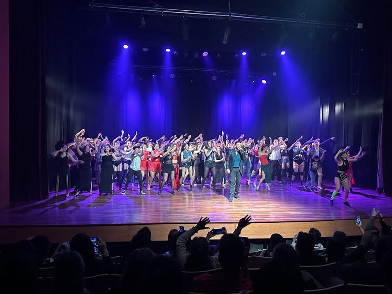 Siempre son muy esperadas las muestras de los distintos talleres y escuelas de danza del Municipio. Las instalaciones del Complejo Cultural Cipolletti se llenan de músicas y tradiciones distintas. Bailar, se baila. Y bien y mucho.