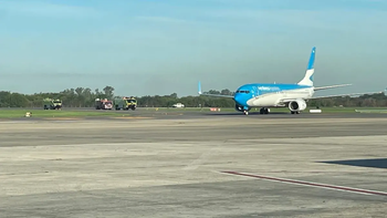El aterrizaje y los equipos de emergencia listos para revisar la aeronave.