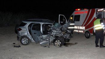 La camioneta en la que viajaba la víctima resultó destruida (Foto viedma24horas.com.ar) La camioneta en la que viajaba la víctima resultó destruida (Foto viedma24horas.com.ar)