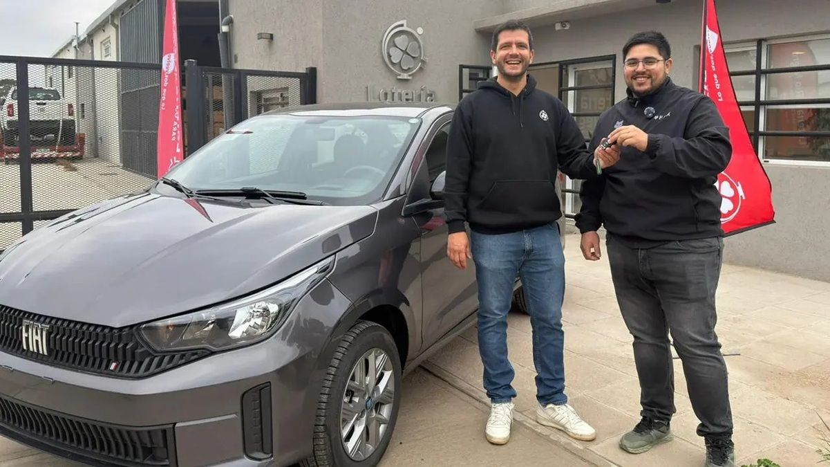 Un joven viedmense que recibió oficialmente su Fiat Cronos 0 km. Foto: Gentileza.
