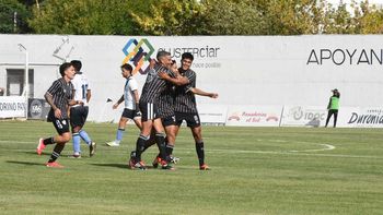 Cipolletti y su primer festejo en casa ante Brown de Madryn. 