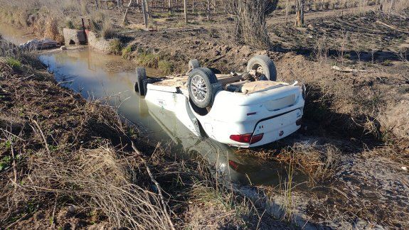 Persecución de película: robó un taxi y volcó a la vera de la Ruta 65
