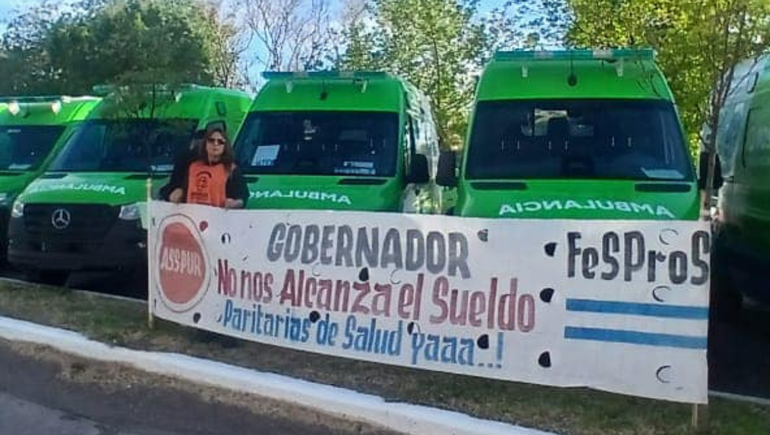 Los trabajadores de la salud pública mencionaron que el bono no representa una recomposición salarial como exigen. Los trabajadores de la salud pública mencionaron que el bono no representa una recomposición salarial como exigen.