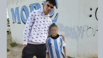 conmovedor: vio llorar a un nene que limpiaba vidrios y le regalo la camiseta de argentina