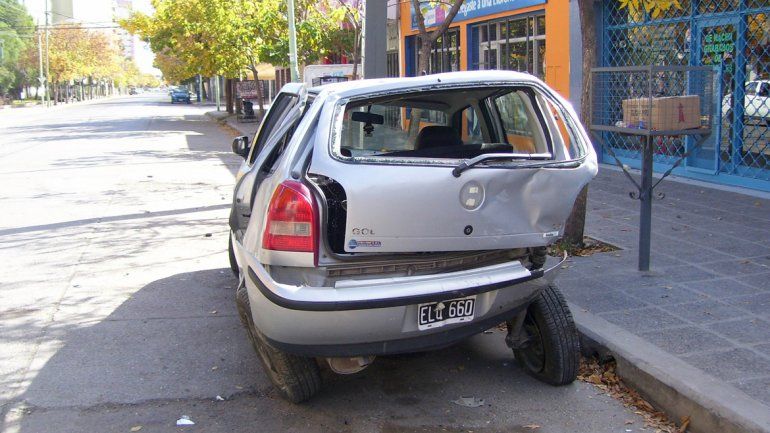 El Volkswagen Gol chocado estaba estacionado en calle Yrigoyen al 750.