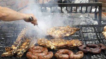 Por el alto riesgo de incendios forestales, no se puede hacer asado en Bariloche.