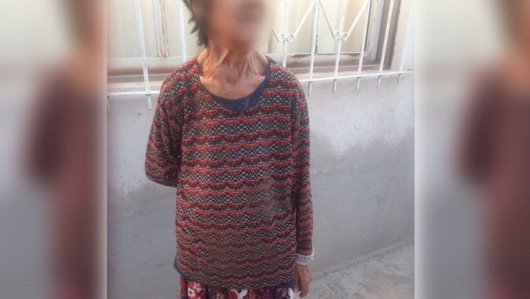 Abuela se quejó de la música alta y recibió un baldazo de agua