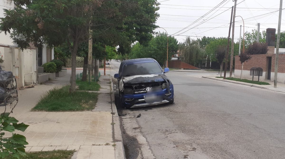Se incendió una flamante camioneta en el barrio Rosauer