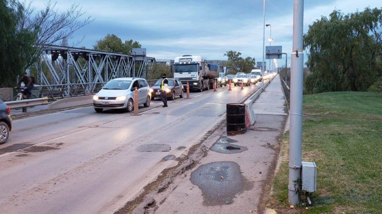 Caos de tránsito por los controles en el puente carretero