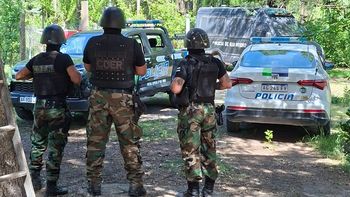 Policías del COER, del Destacamento de Ferri y de la Comisaría 24 participaron en el operativo en el que secuestraron plantas de marihuana.  | LMCipolletti.com Policías del COER, del Destacamento de Ferri y de la Comisaría 24 participaron en el operativo en el que secuestraron plantas de marihuana.