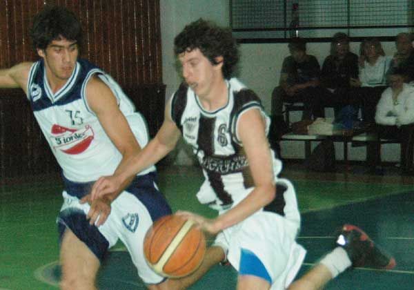 Triangular de básquet en Del Progreso