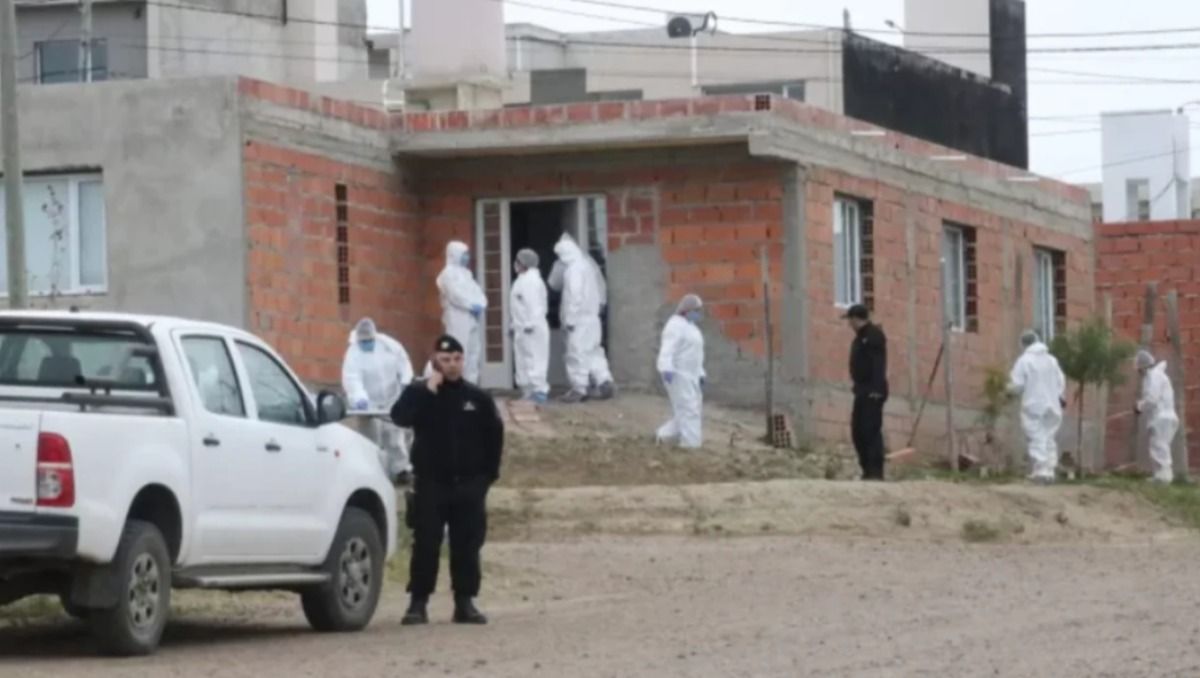 La policía científica de Sana Cruz en la casa del barrio 13 de Diciembre de Caleta Olivia: ingresaron varias horas después de la emergencia.