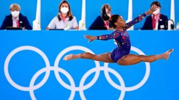simone biles debuto en tokio: los dos errores que marcaron su presentacion
