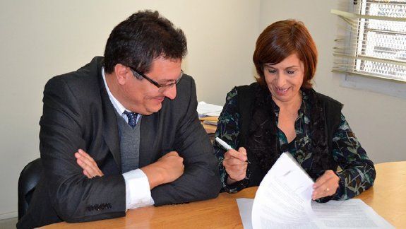 El titular de Trabajo, Lucas Pica, firmó el convenio con el Ejecutivo.