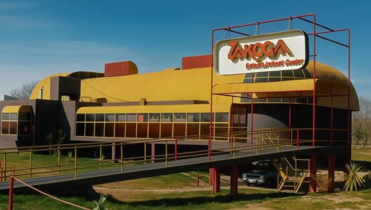 El frente del histórico boliche Zakoga, recreado por la IA.