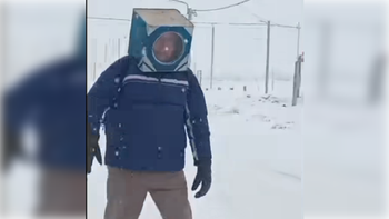 En Los Menucos no faltó el humor y la creatividad a pesar del frío y la nieve. Video gentileza Radio Roldán.