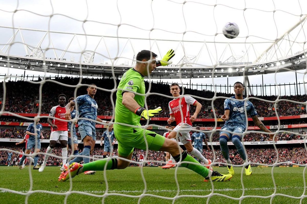 Dibu Martínez y otra atajada memorable con los pies. En este caso, para que Aston Villa le gane al Arsenal como visitante.&nbsp;