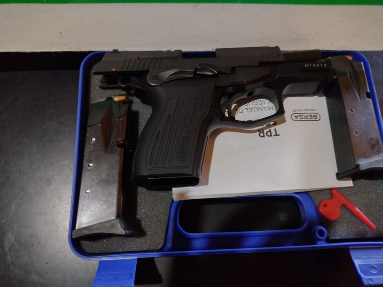 Durante el allanamiento se incautó un arma de fuego tipo pistola, junto a dos cargadores con municiones y una caja con 37 balas.