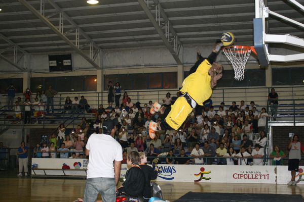 Encuentro de básquet con cancha a estrenar