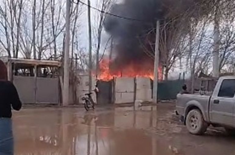 El incendio se registró esta tarde en el barrio 2 de Febrero. Foto: Gentileza.