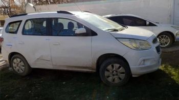 Camioneta oficial en robo.