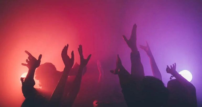 Un hombre fue acusado por golpear a una adolescente en el interior del boliche. Reconoció su culpa y la Justicia de Paz le impuso una amonistación como sanción. Un hombre fue acusado por golpear a una adolescente en el interior del boliche. Reconoció su culpa y la Justicia de Paz le impuso una amonistación como sanción.