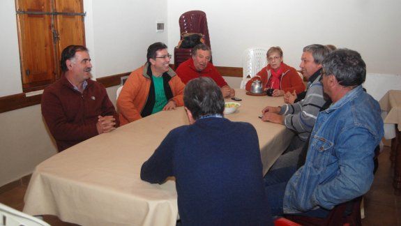 Productores e integrantes de consorcios de riego se reunieron en Cipolletti para analizar la situación de la fruticultura y evaluar medidas de acción directa.