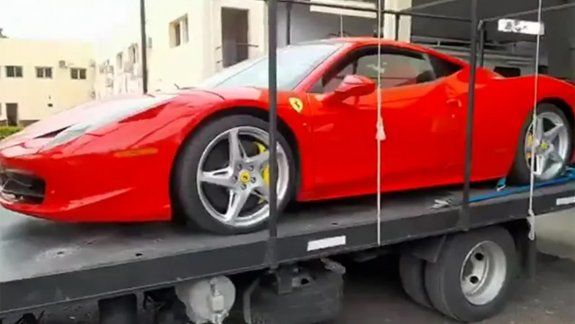 Detienen a camionero que trasladaba una Ferrari escondida