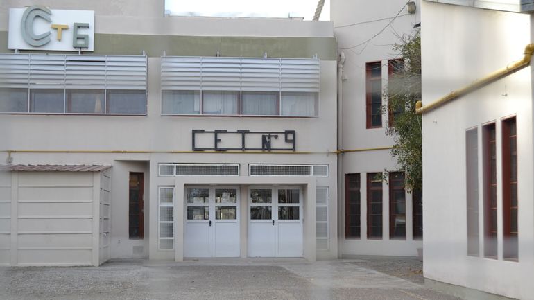 El hombre ingresó armado al establecimiento educativo y comenzó a amenazar a los obreros que realizaban trabajos de refacción.&nbsp;