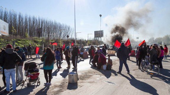 Hubo demoras en el puente a Neuquén por una protesta del MTD