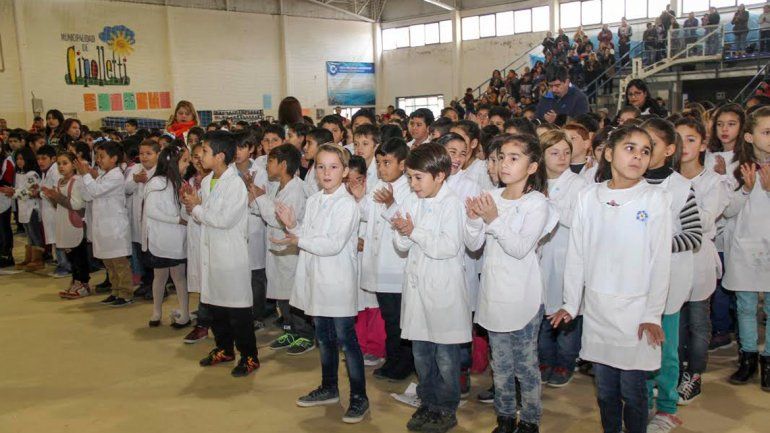 Los alumnos mostraron su amor y compromiso con la enseña nacional.