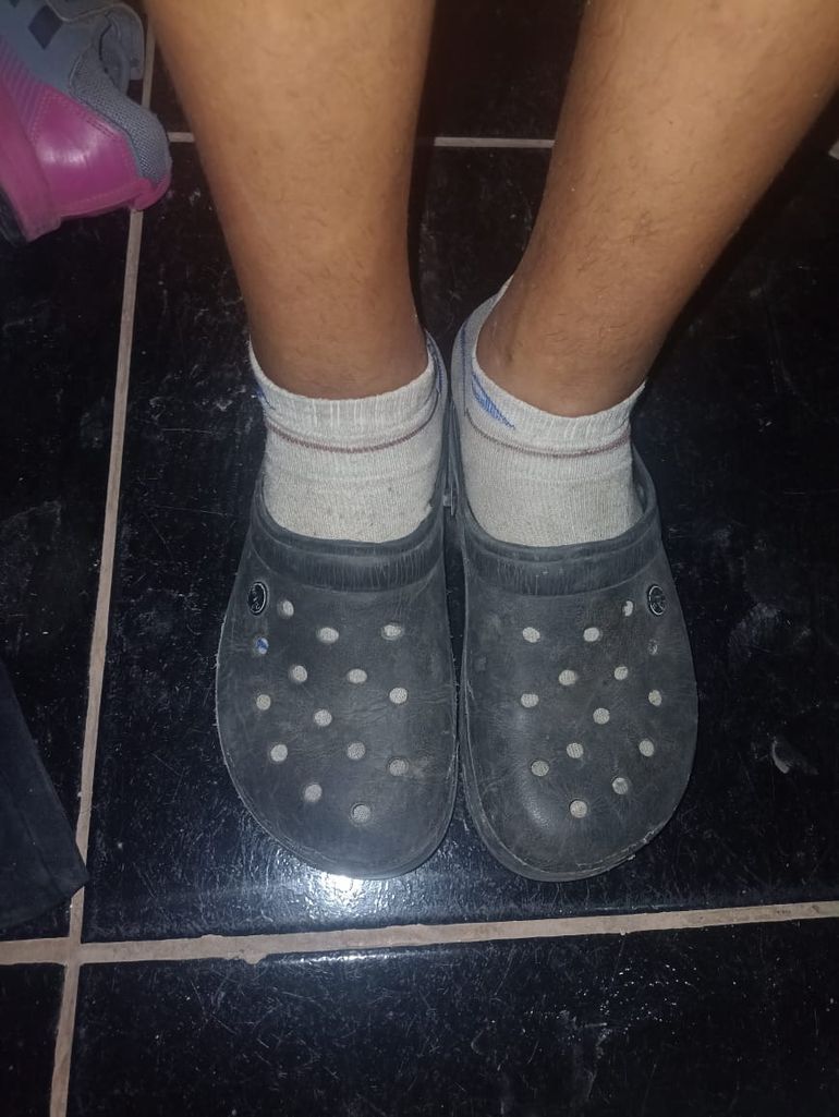 En este invierno, el uso de crocs por no disponerse de otro tipo de calzado se está volviendo frecuente por personas grandes y chicos ante la imposibilidad de adquirir zapatos o zapatillas por lo caro que cuestan y por la pobreza.