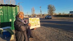 Erminada, a las 9 de la mañana ya había vendido varias docenas de tortas fritas en la ruta 65.