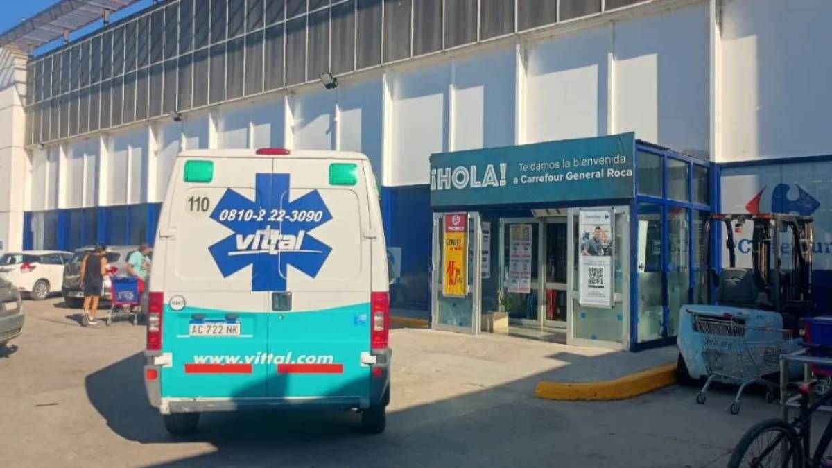 La ambulancia que llegó en plena emergencia al supermercado. Foto gentileza.