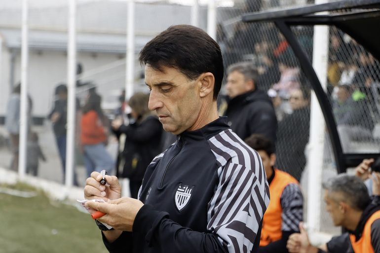 Gustavo Noto es el entrenador de Cipolletti en la temporada 2024. Fotos: Anahí Cárdena&nbsp;