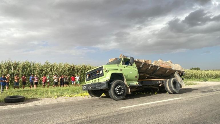 Caos en la Ruta 22: un camión perdió su carga y genera demoras entre Allen y Roca