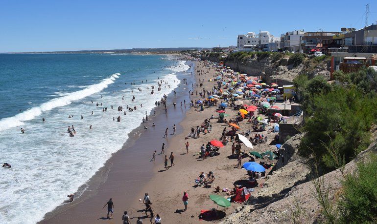 La pleamar redujo espacios en la playa