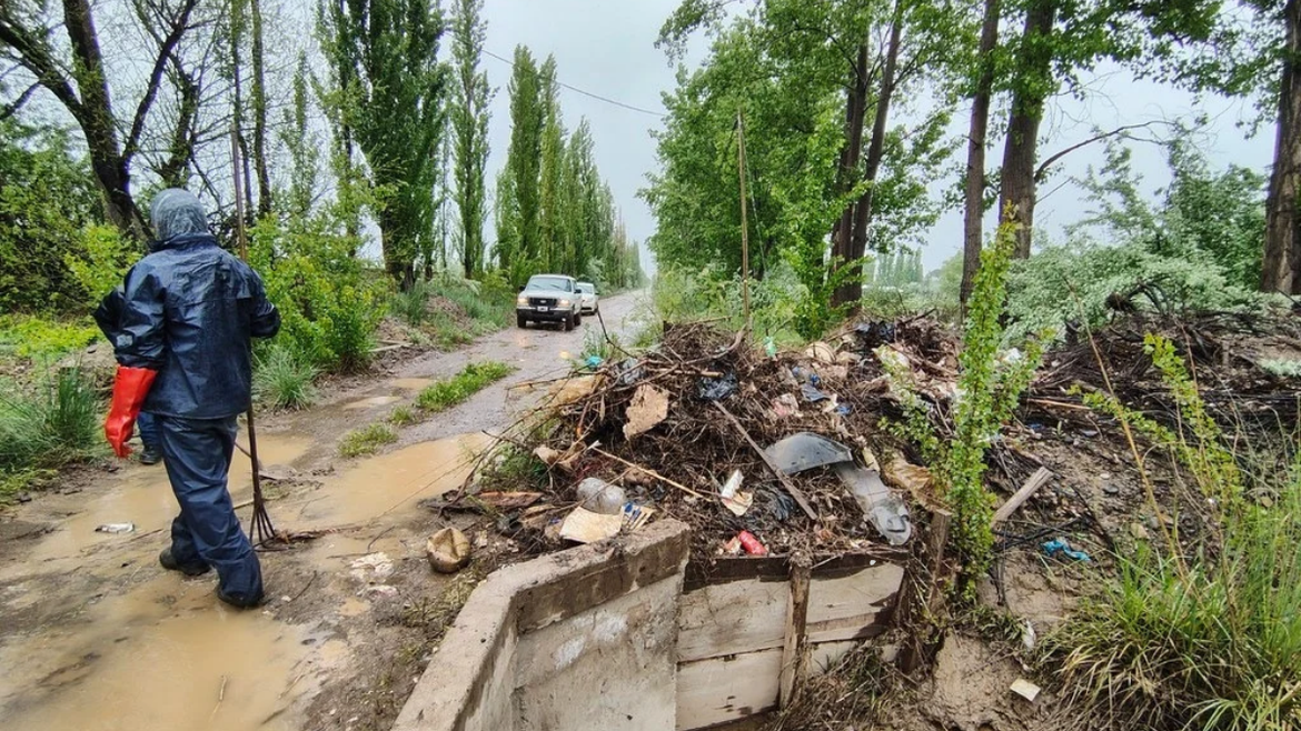 El Municipio sale a multar con cifras millonarias a quienes arrojen residuos en los canales o pluviales de riego.