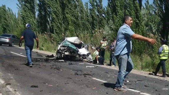 Terrible choque entre un colectivo y un auto provocó un muerto