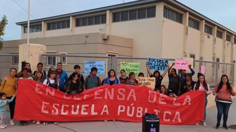 Los alumnos del CEM 147 se movilizaron por la falta de calefacción  y consiguieron que los trasladaran a otro establecimiento. Pero piden que concreten urgente la obra de gas. 