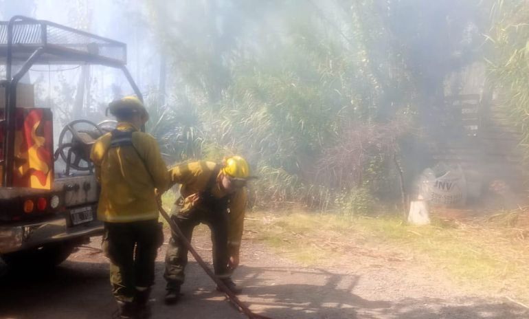 El incendio motivó la intervención de Bomberos Voluntarios y personal de Defensa Civil. 