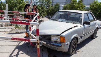 una mujer quiso doblar y choco contra un paso peatonal