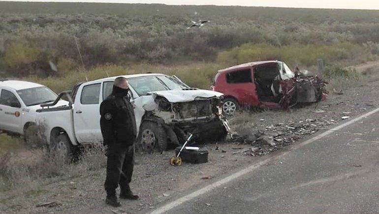 Quiso pasar a un camión y chocó de frente contra un auto